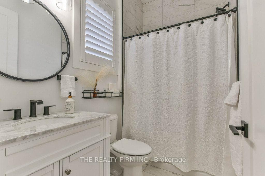 MAINFLOOR FULL BATH