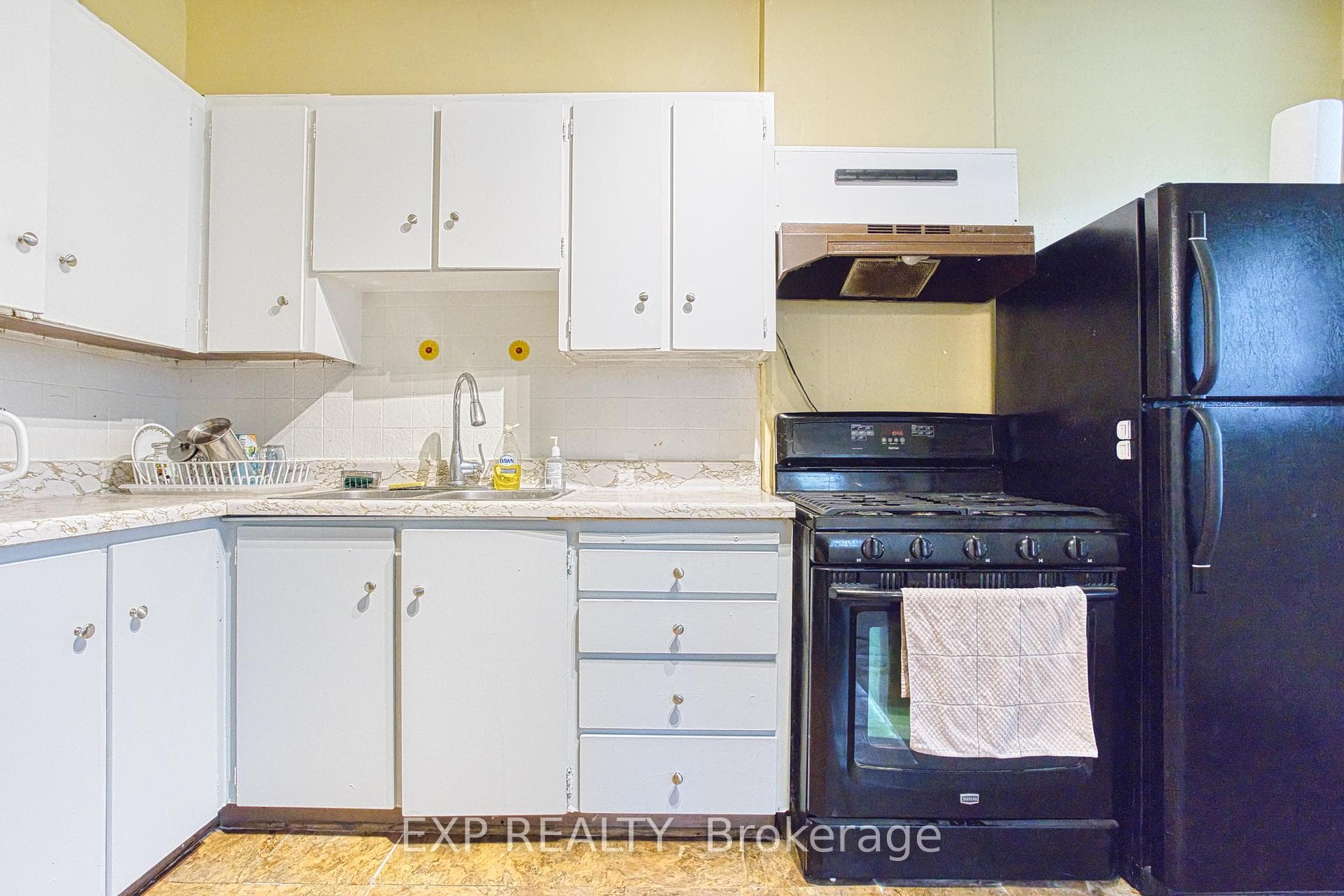 579 Wilson Street photo 11