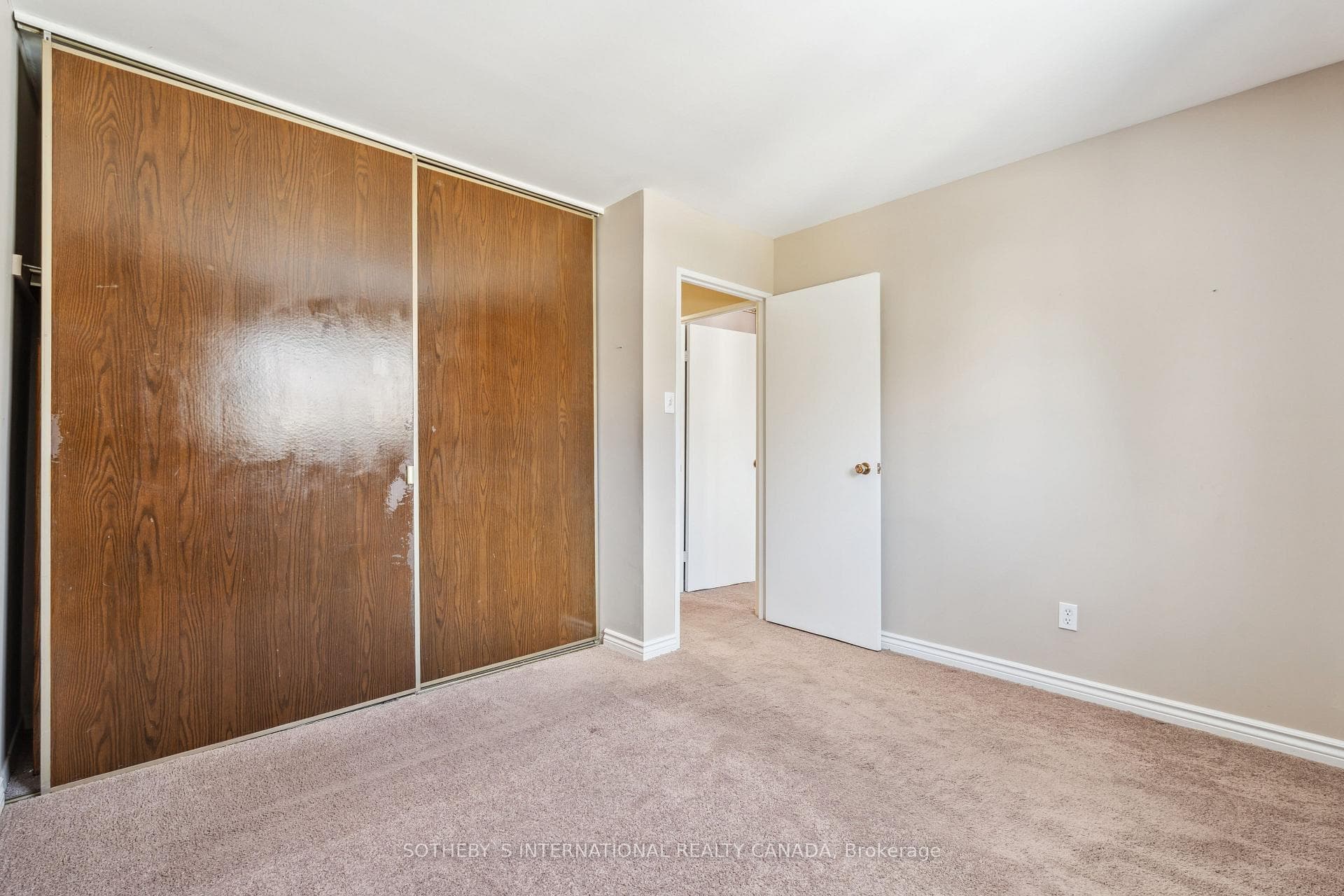 745 Elgin Street photo 10