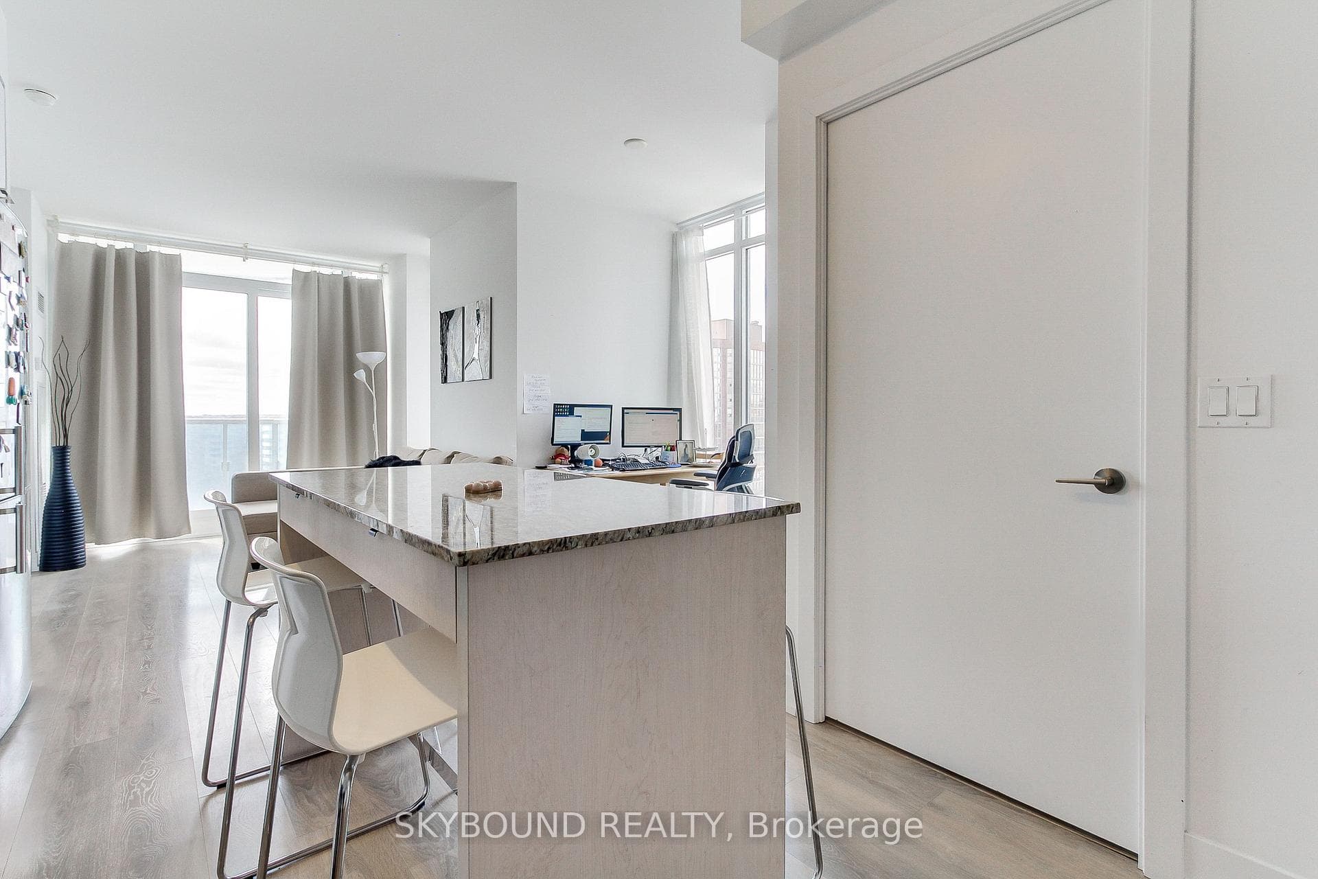 9471 Yonge Street Unit 1007 photo 7