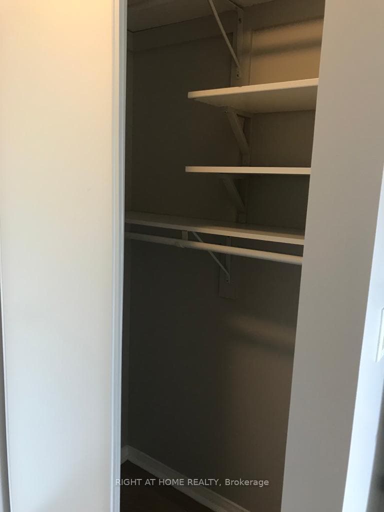 887 Bay Street Unit 1009 photo 17