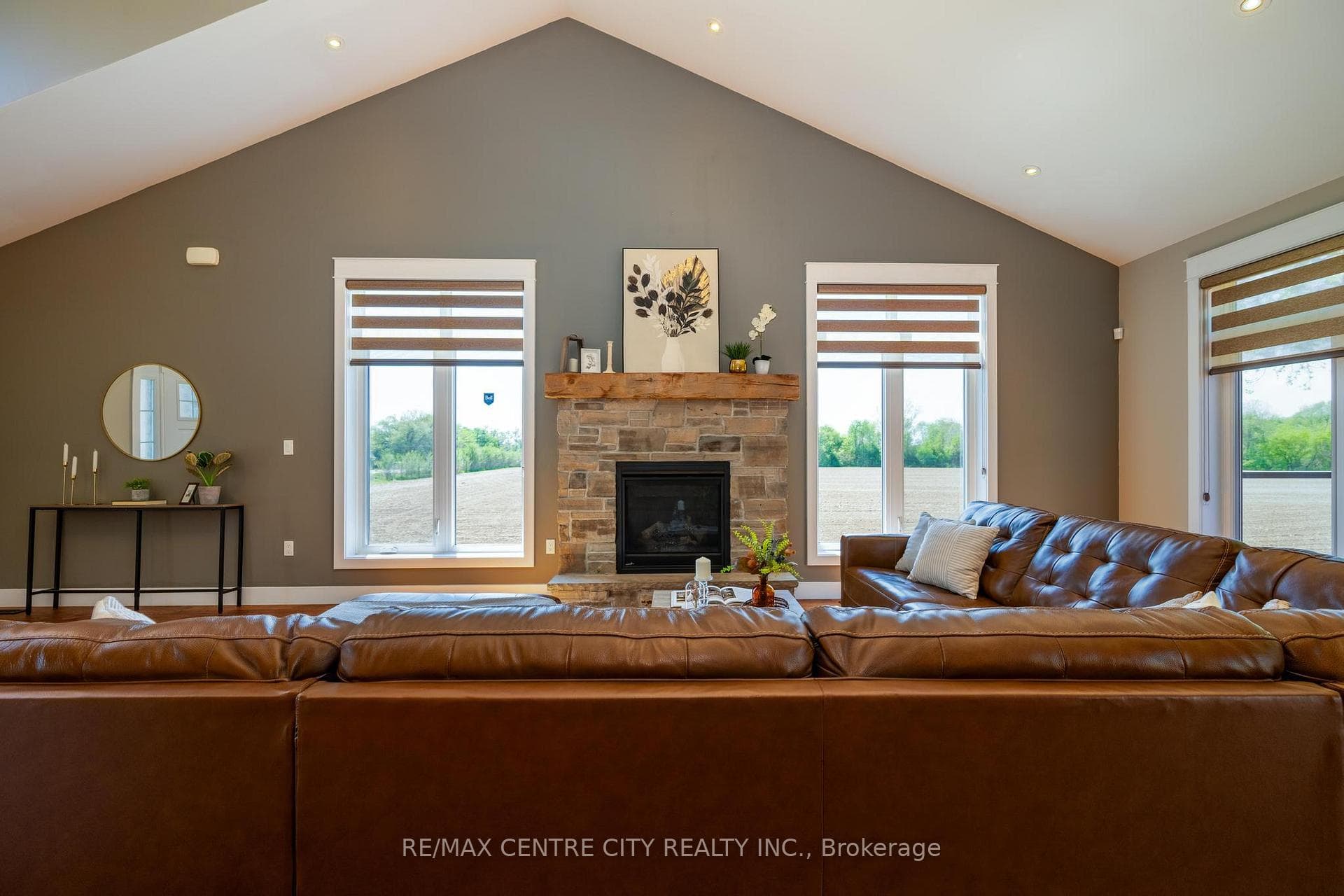2580 Dundas Street photo 12