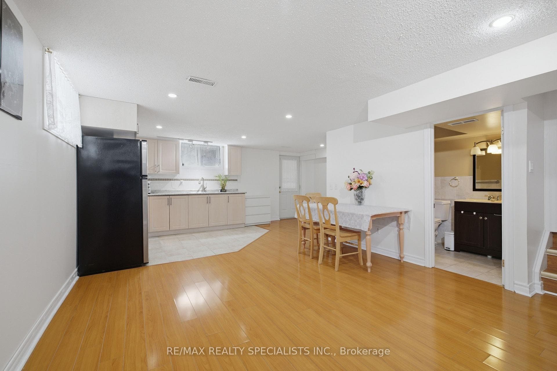 1036 Caven Street photo 10