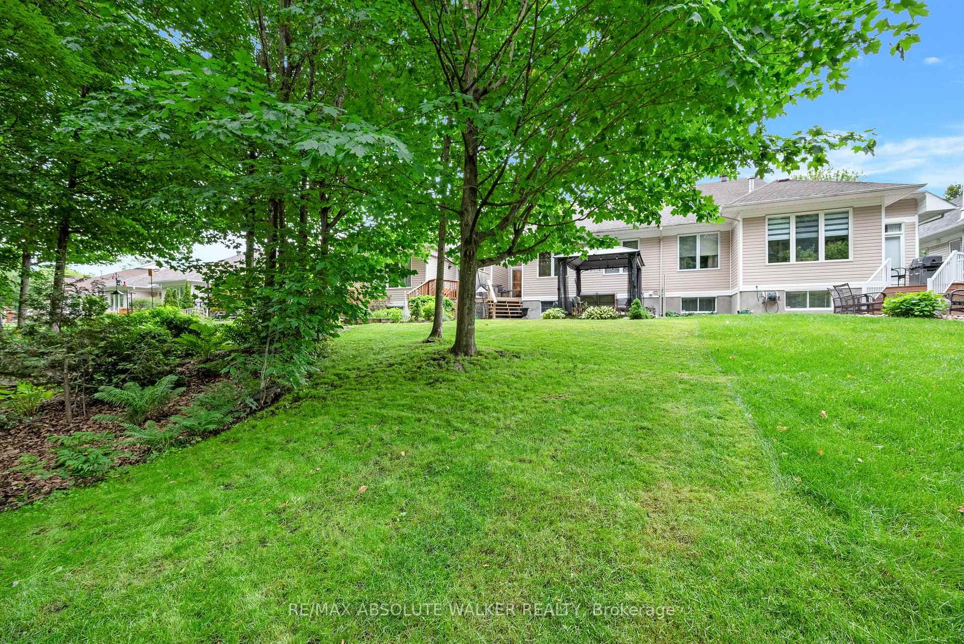 1547 Henri Lauzon Street photo 40