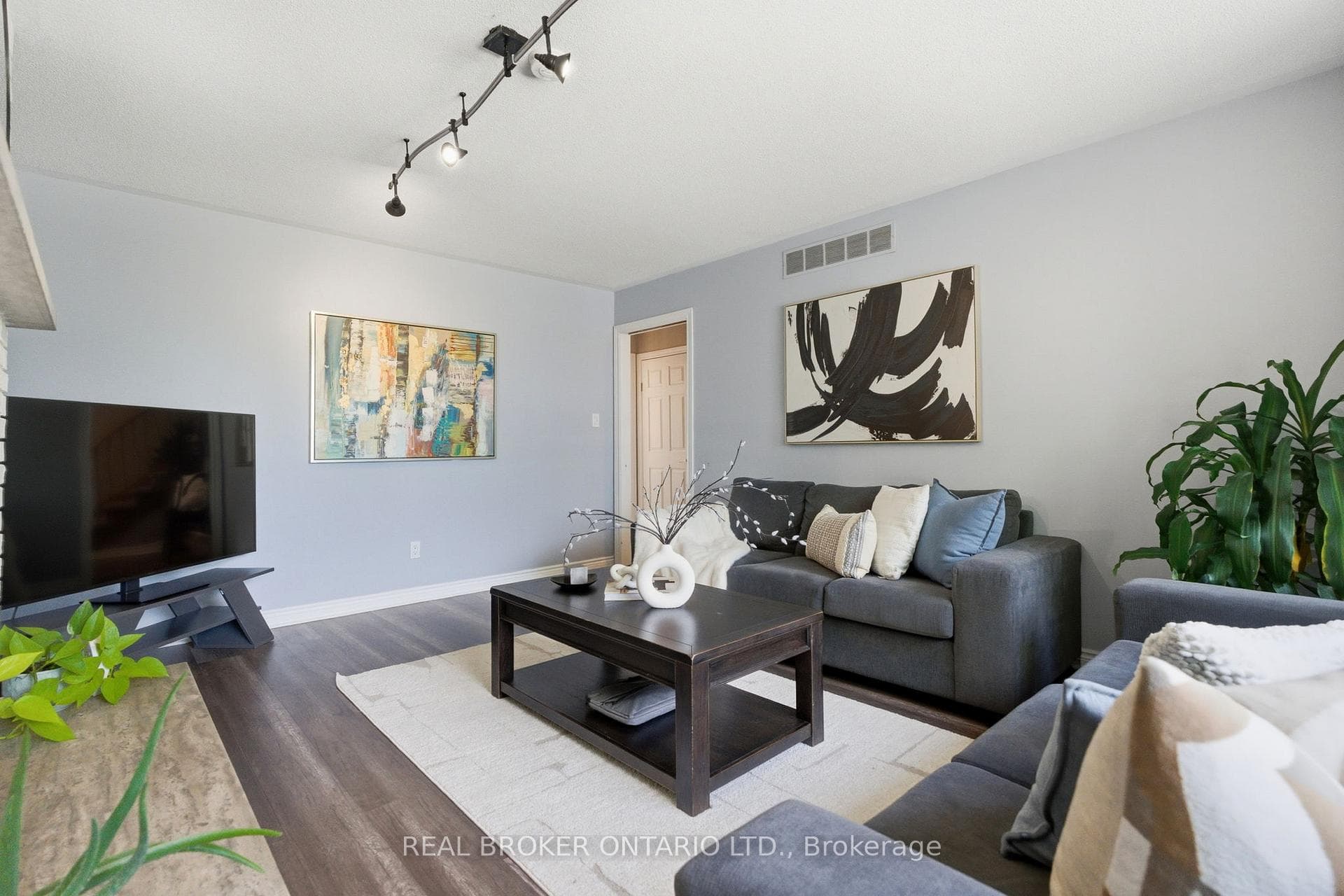 9717 Dickenson Road photo 10