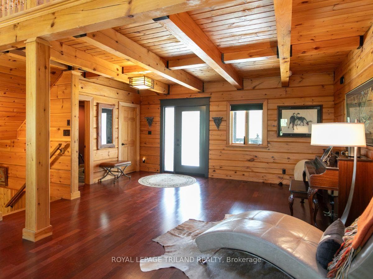 2056 Mockingbird Street photo 3
