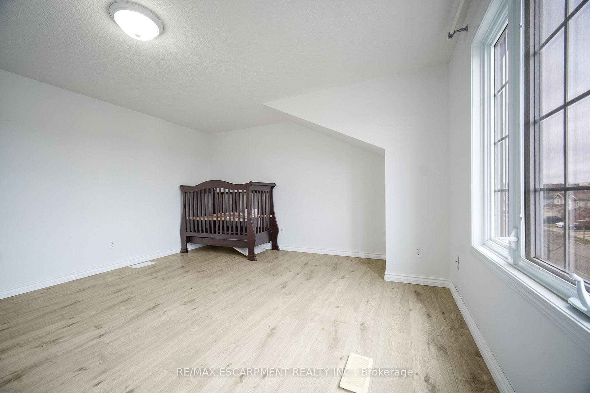 284 Sophia Crescent photo 35