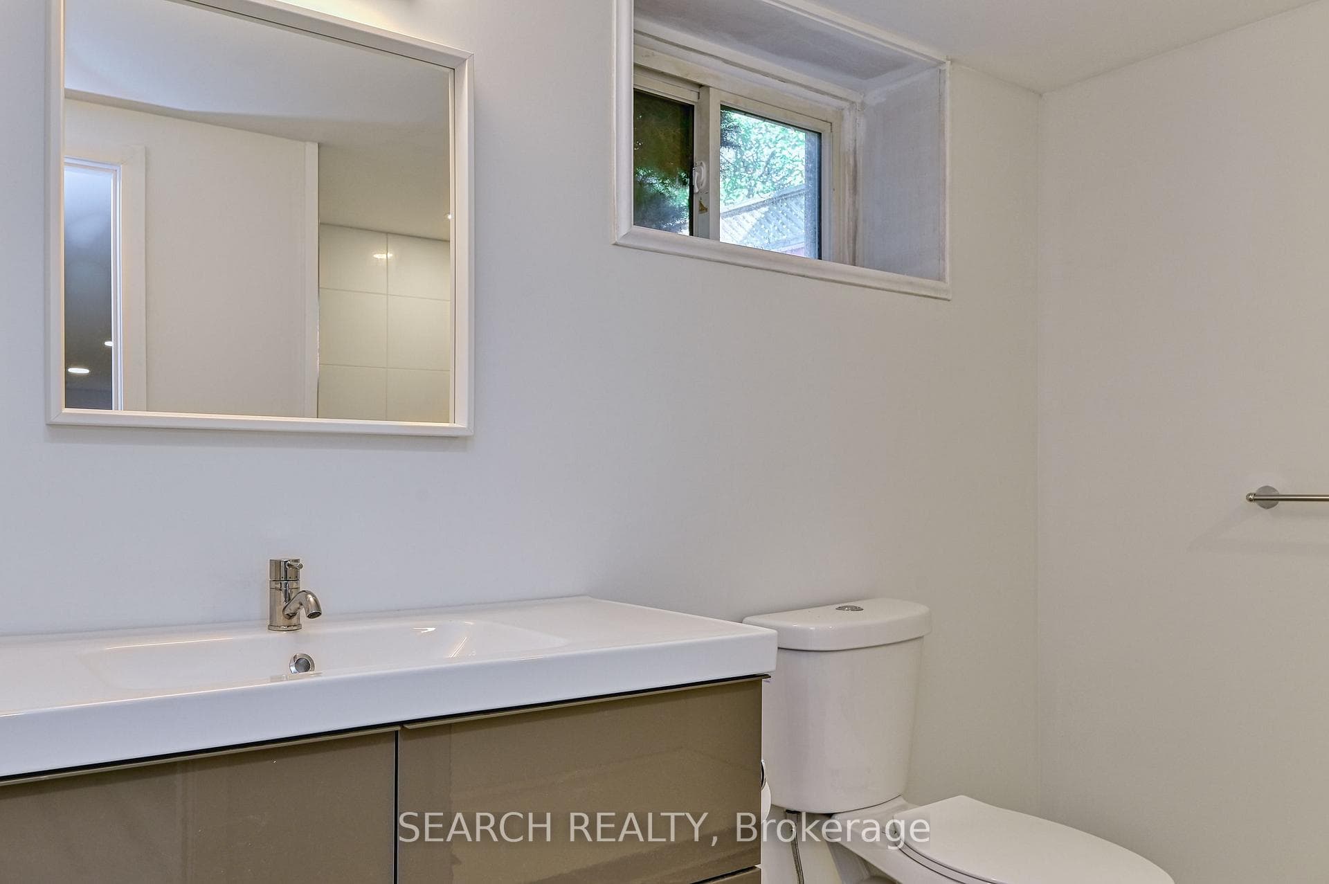 99 Birchcliffe Crescent Unit 2 photo 4