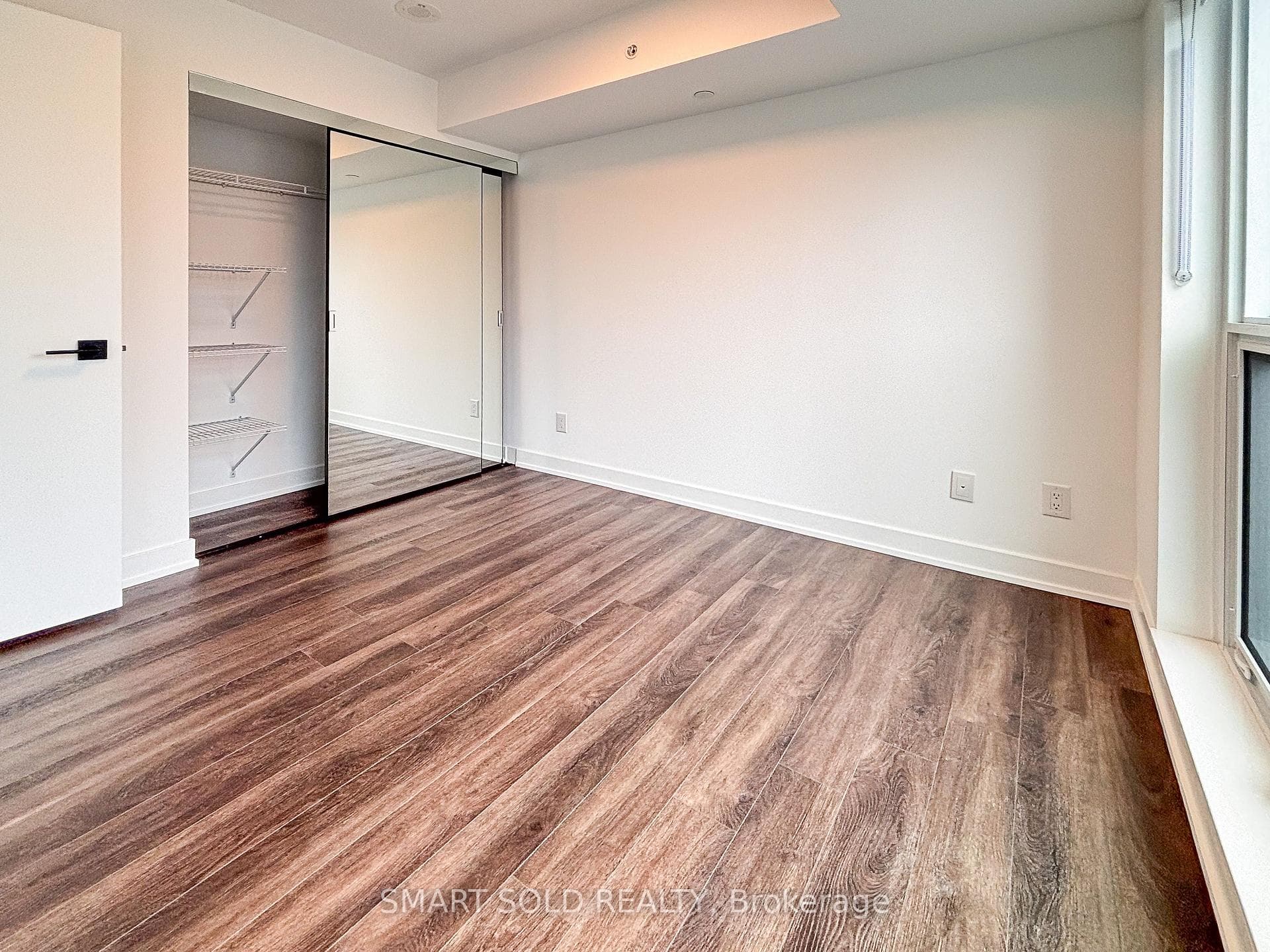 609 Sherbourne Street Unit 1402 photo 5