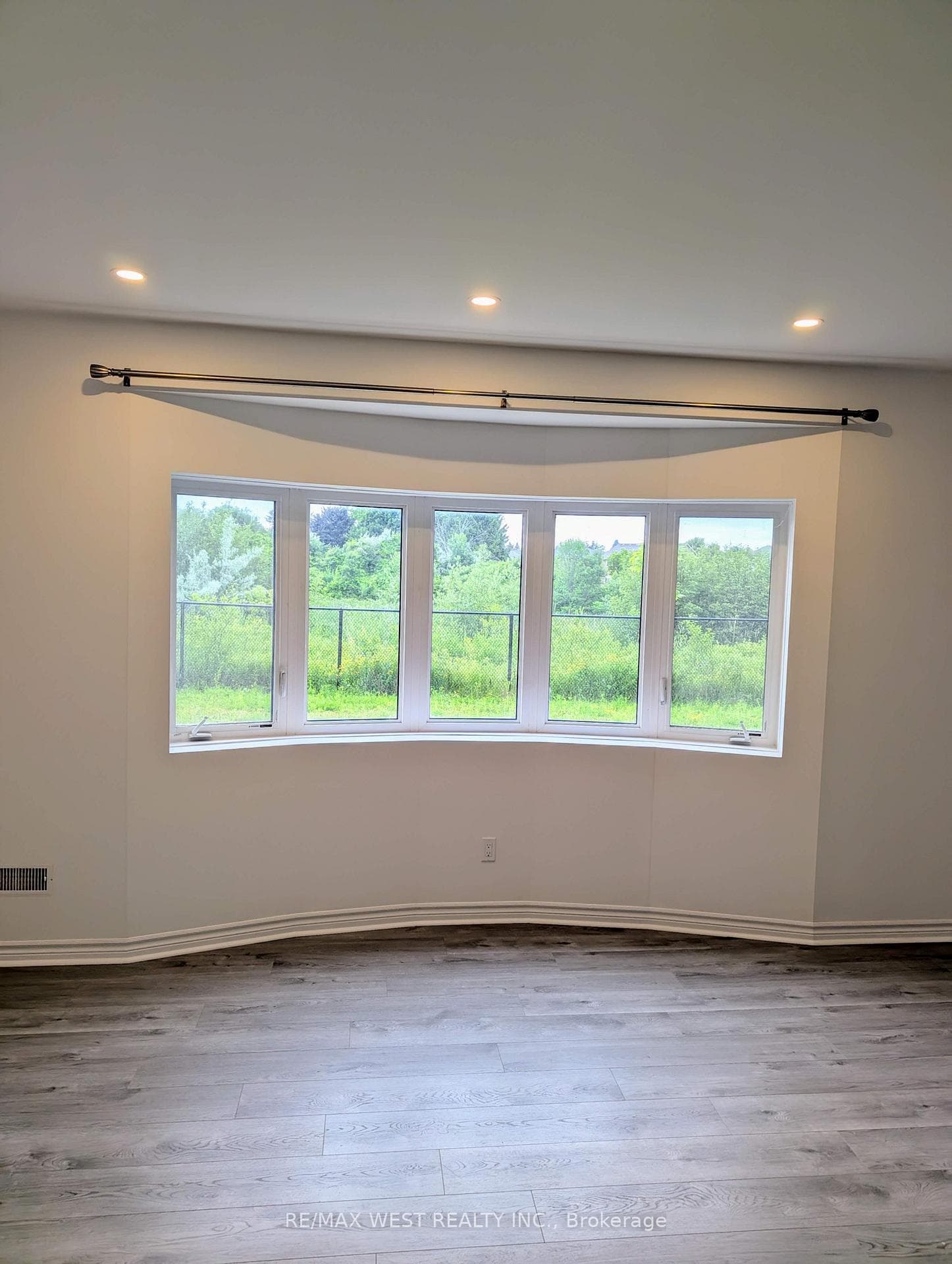 558 Somerville Drive photo 5