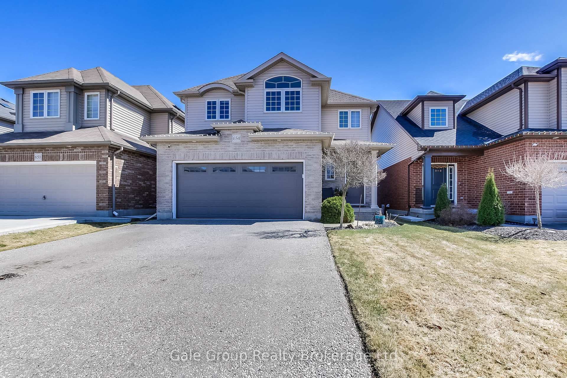 654 Frontenac Crescent photo 1