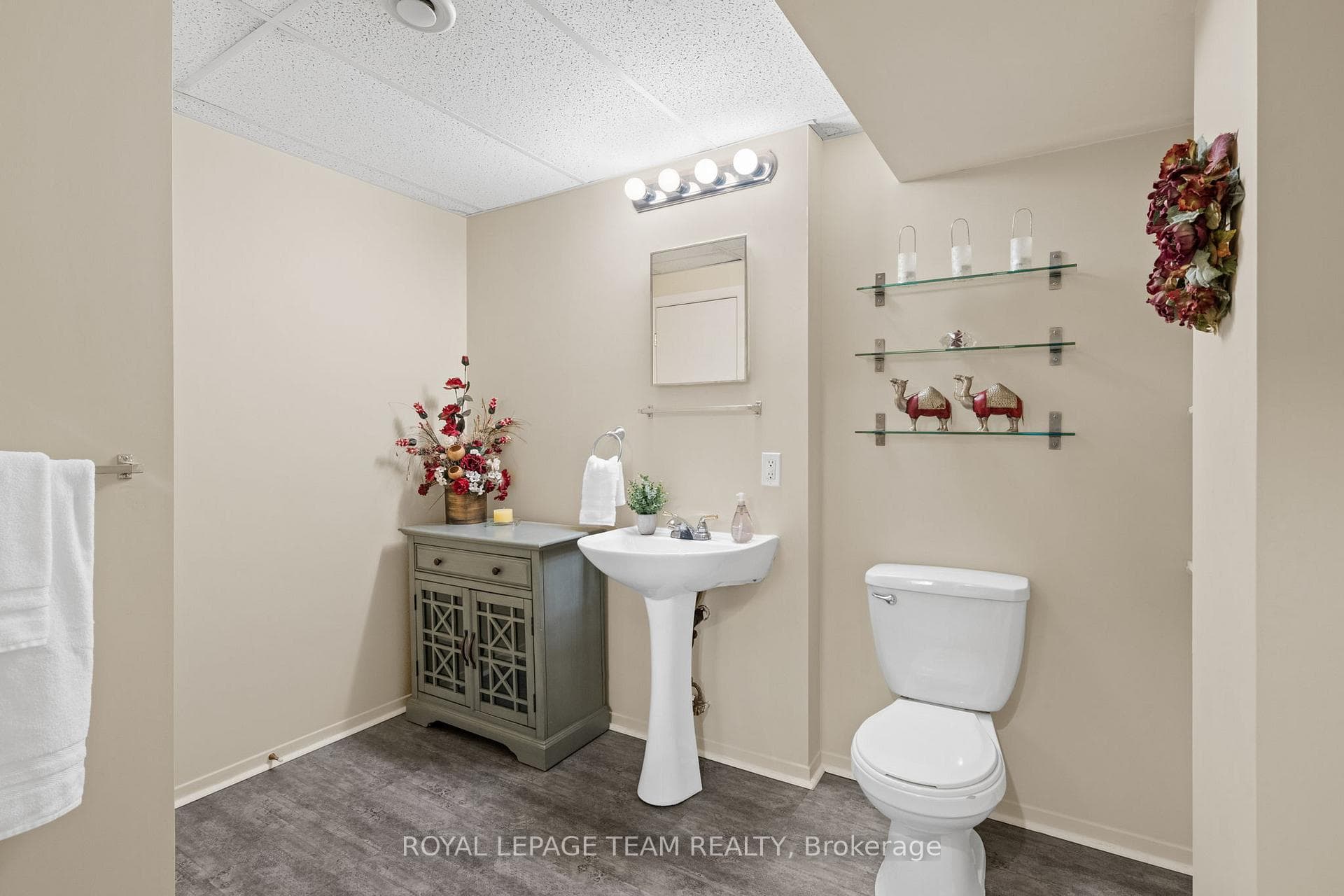 7942 Decarie Drive photo 24