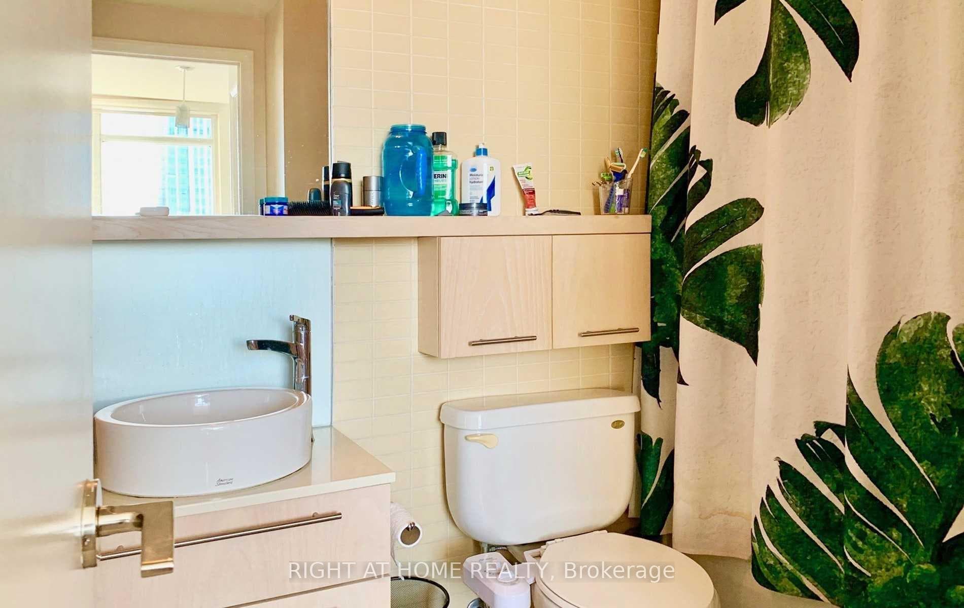 21 Carlton Street Unit 3701 photo 9