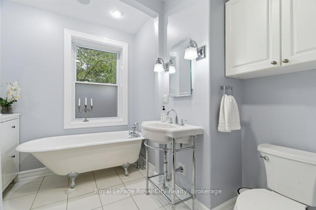 554 Woolwich Street photo 21