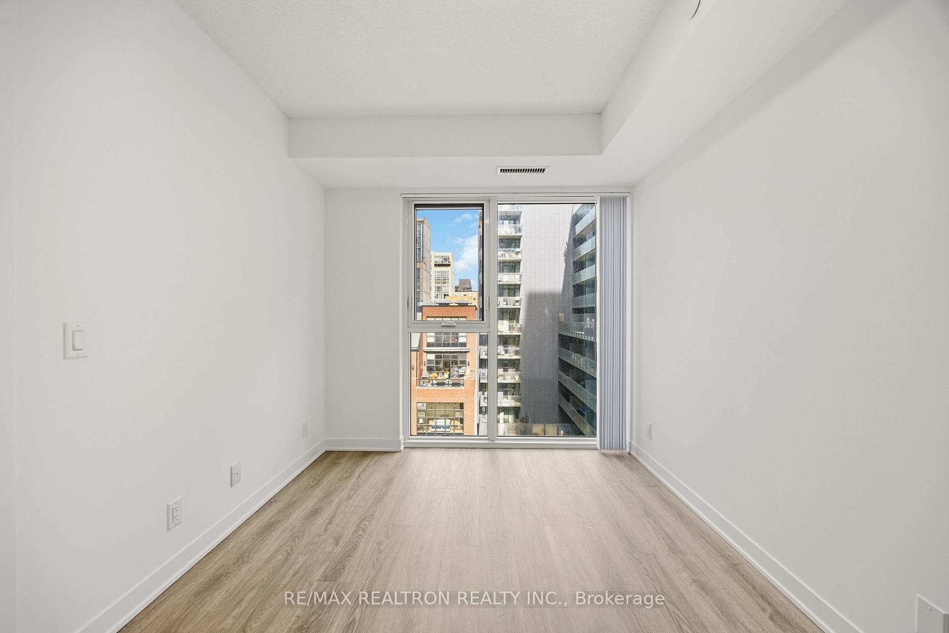 180 Front Street Unit 905 photo 18