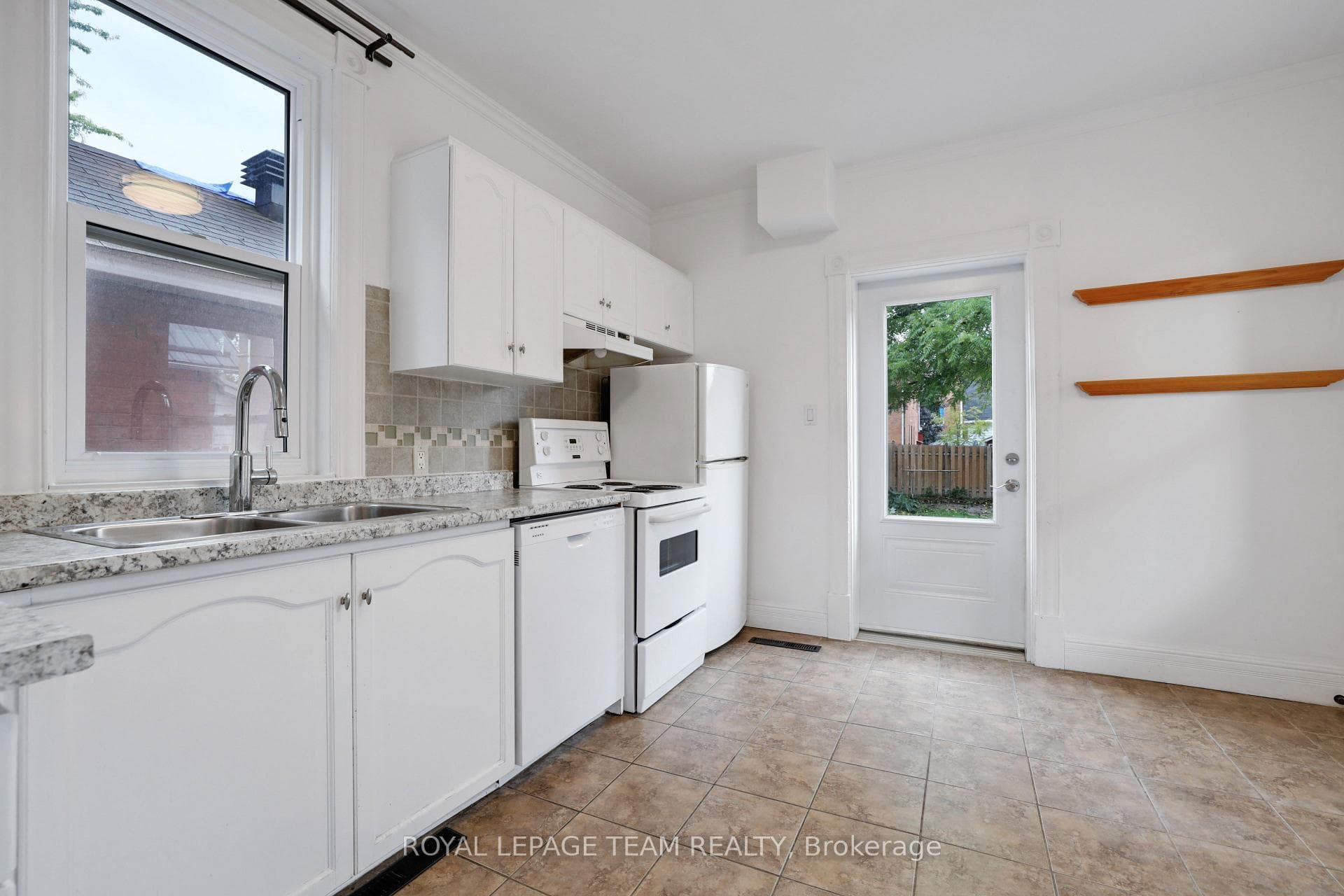 190 Lochiel Street photo 18
