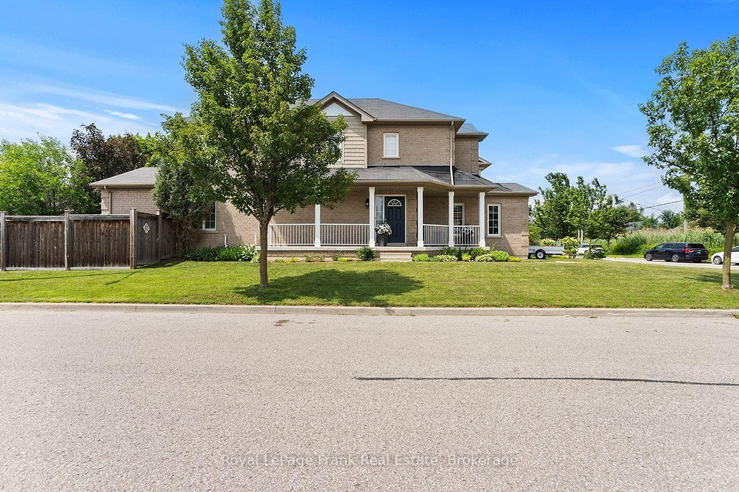 1340 Wadebridge Crescent photo 2