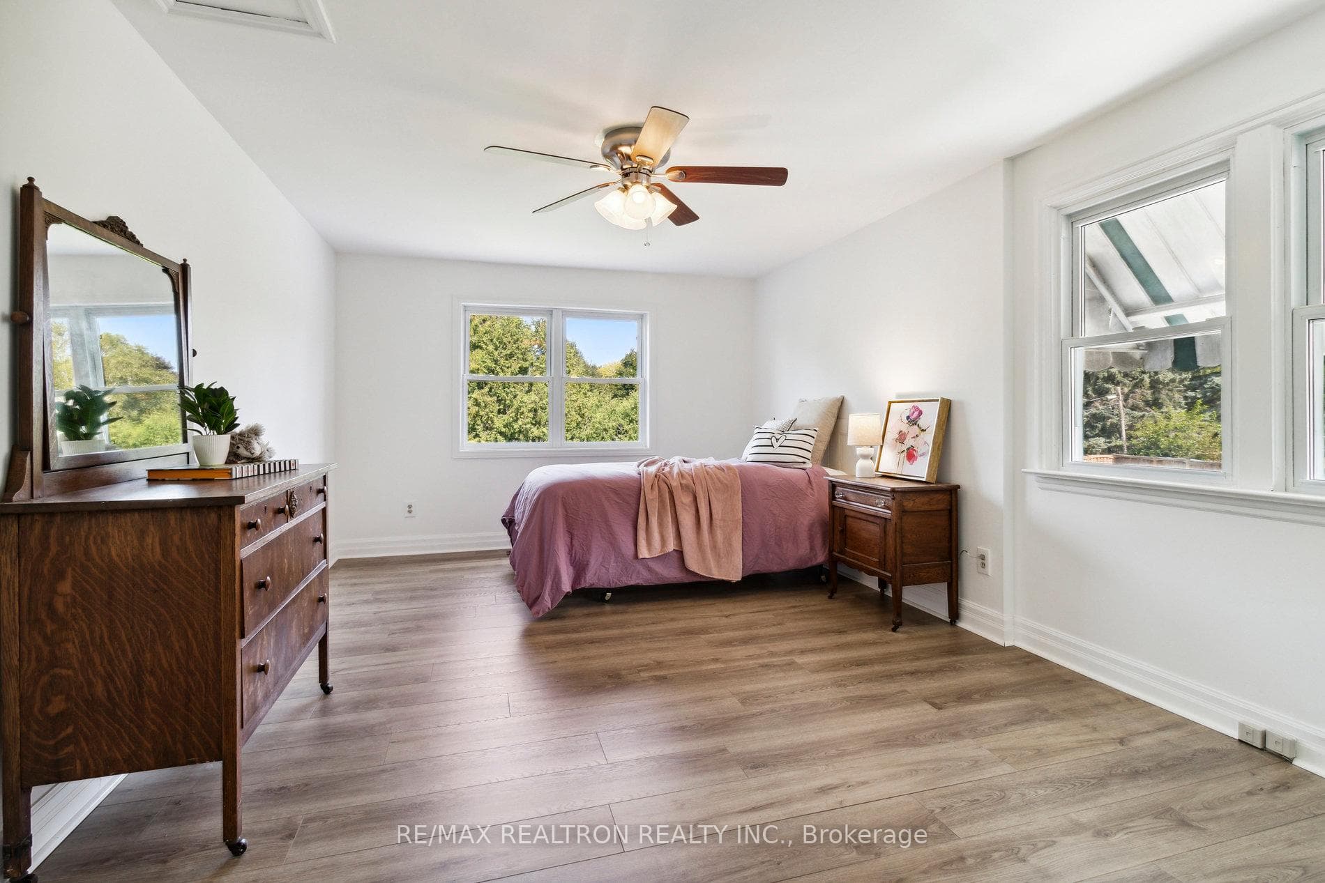 771 Queen Street photo 24