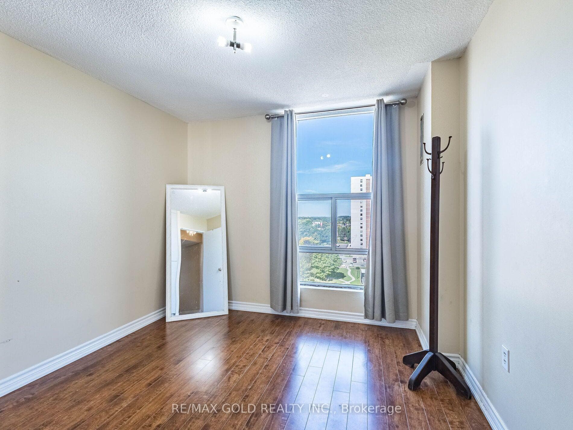 17 Knightsbridge Road Unit 1010 photo 33