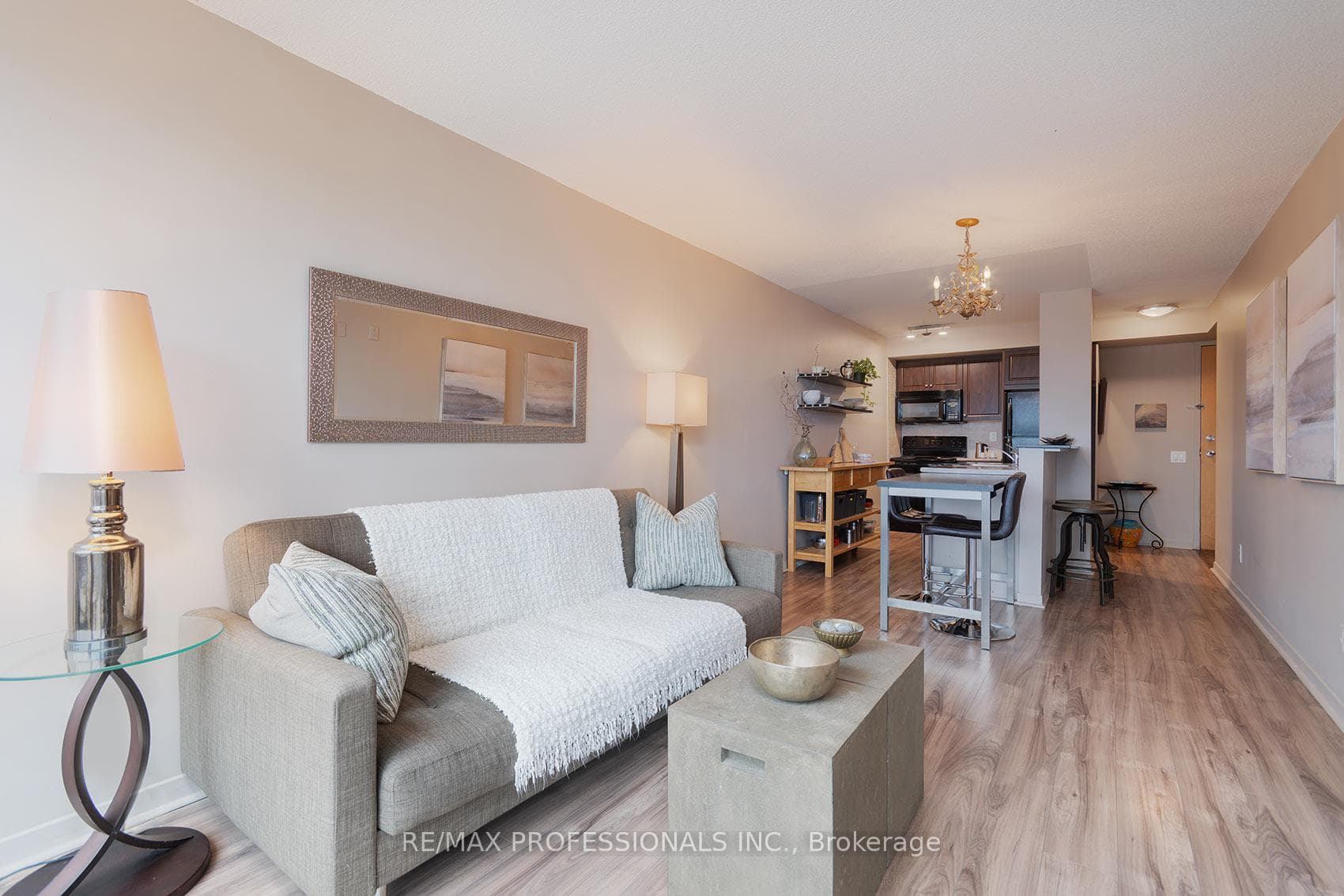 1040 The Queensway N/A Unit 704 photo 11