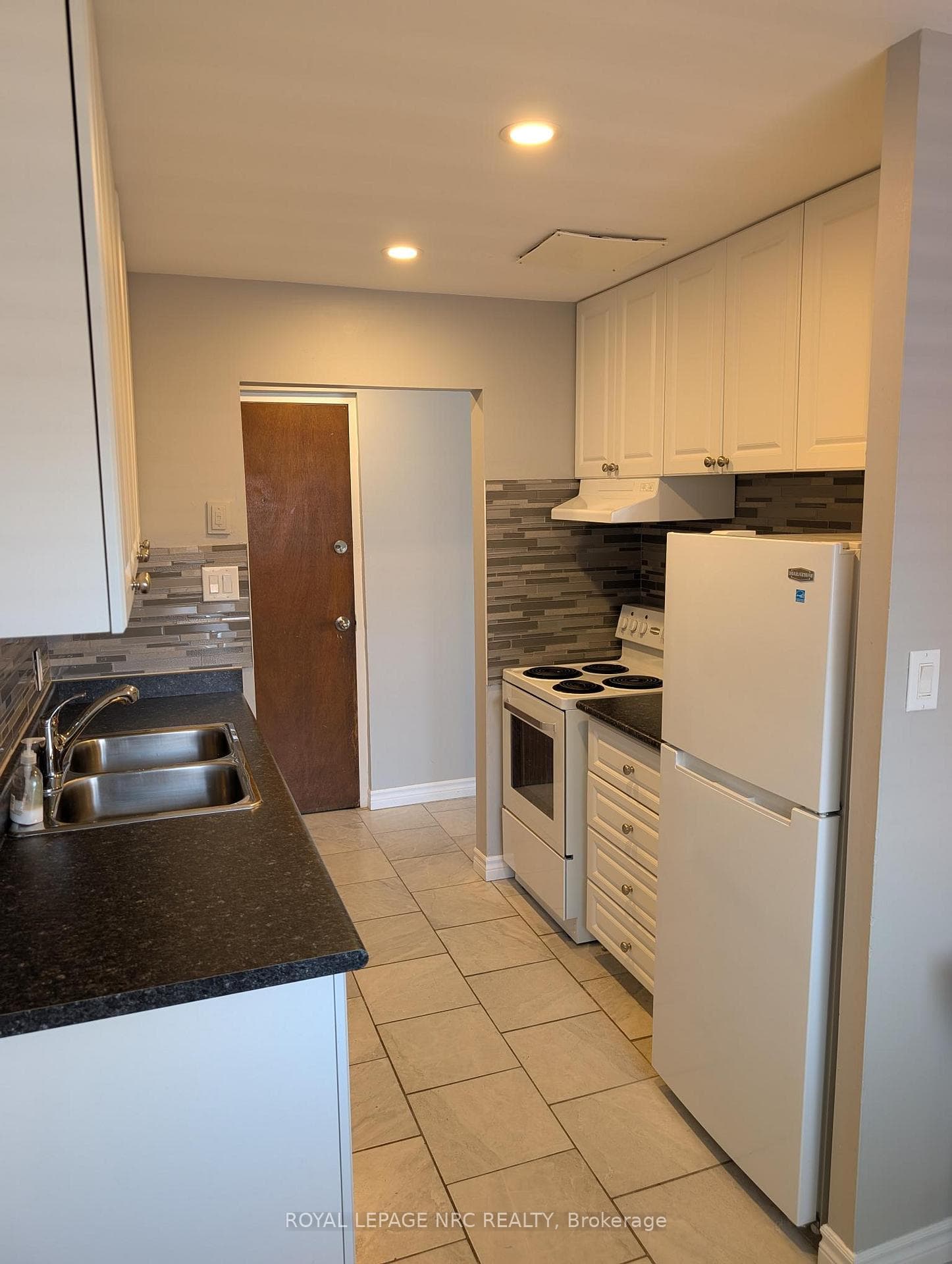 15 Bolton Avenue Unit 3 photo 6