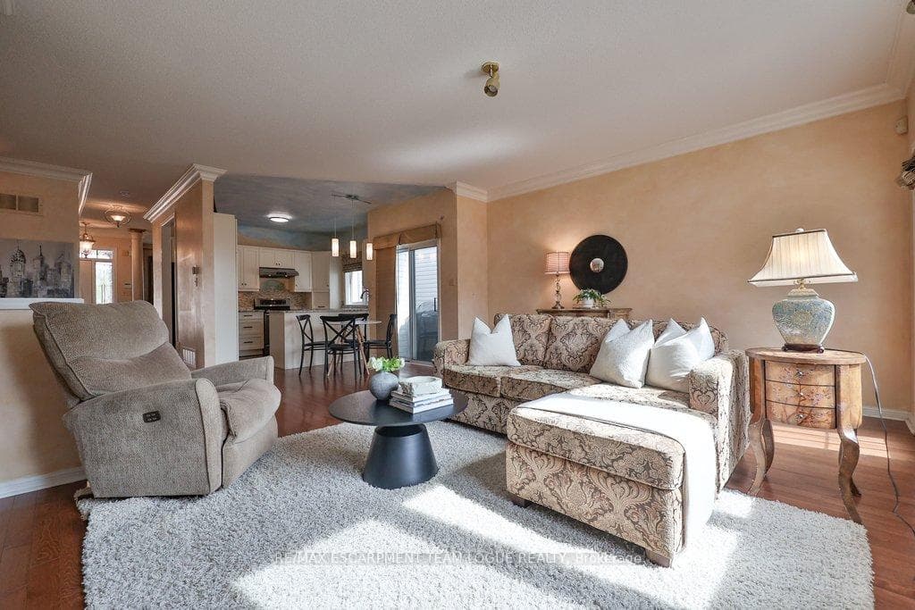 2193 Woodglen Crescent photo 16