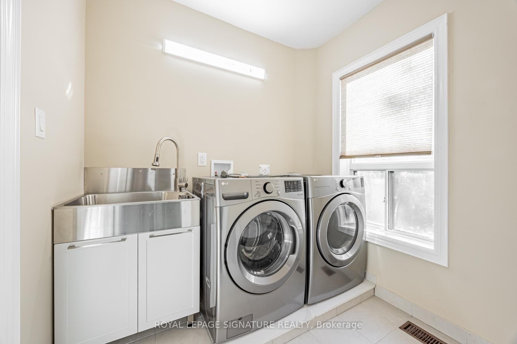Laundry (2nd floor)
