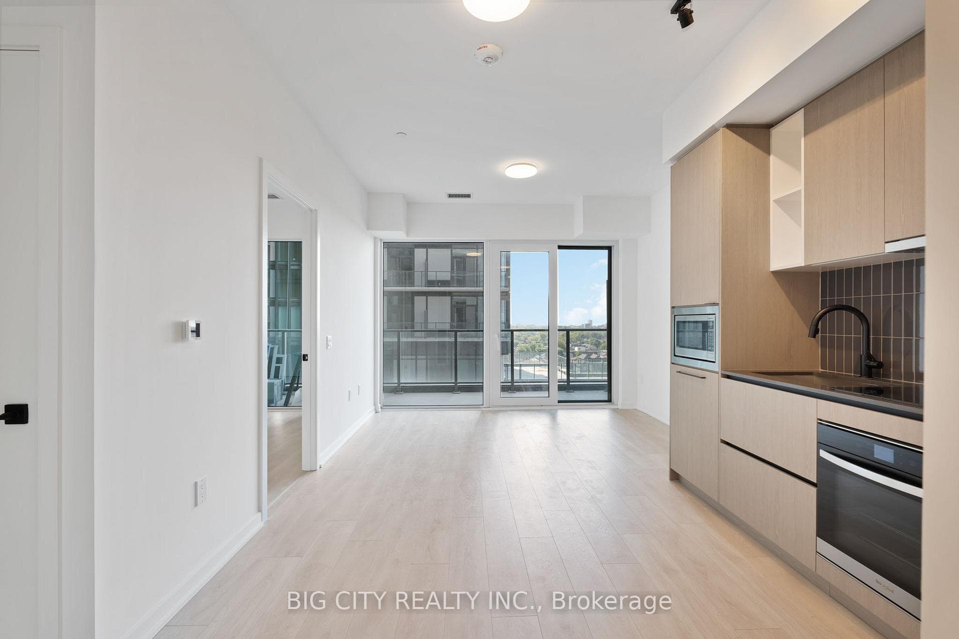 1285 Dupont Street Unit 810 photo 3