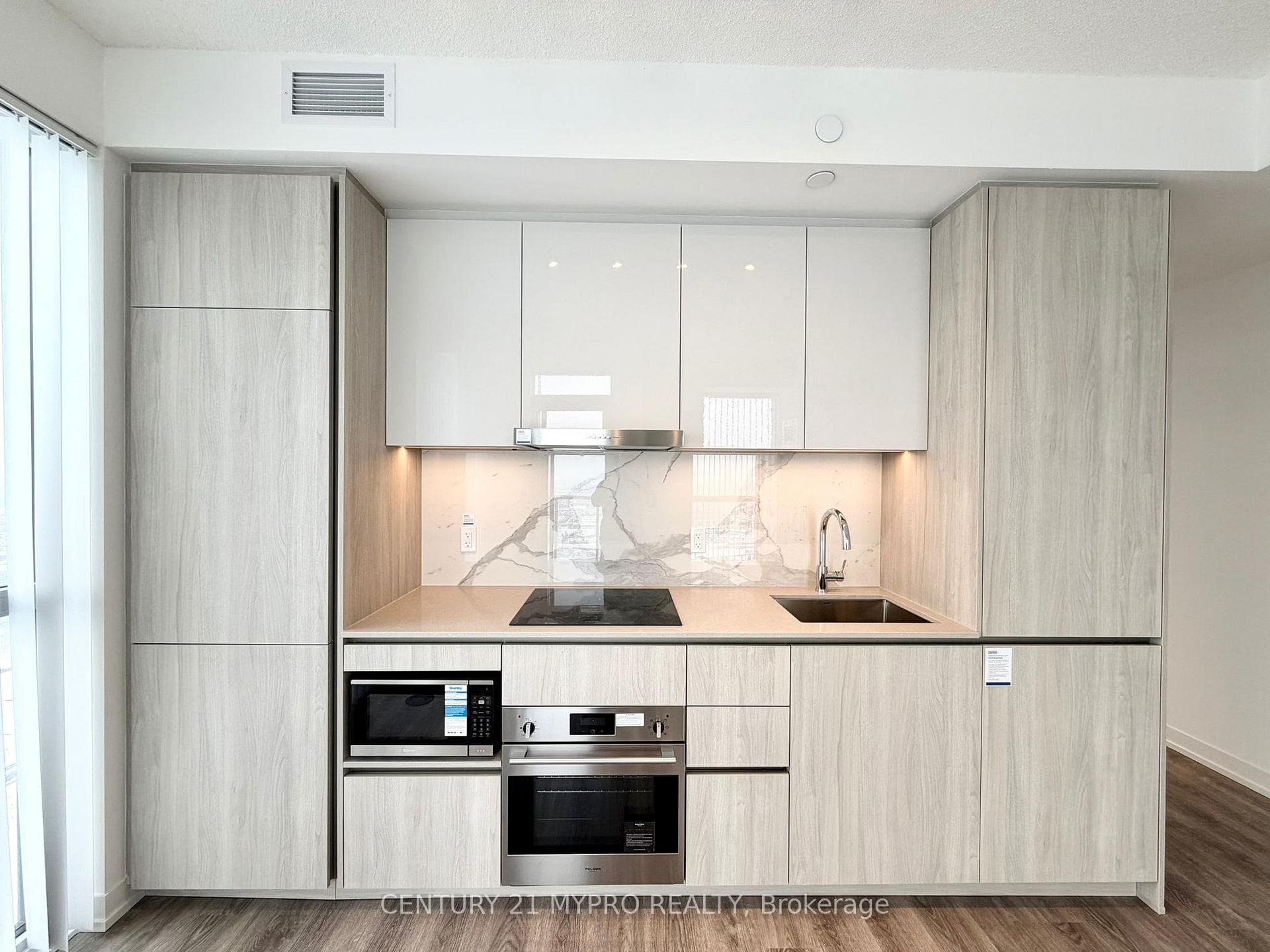 8 Interchange Way Unit 5812 photo 5