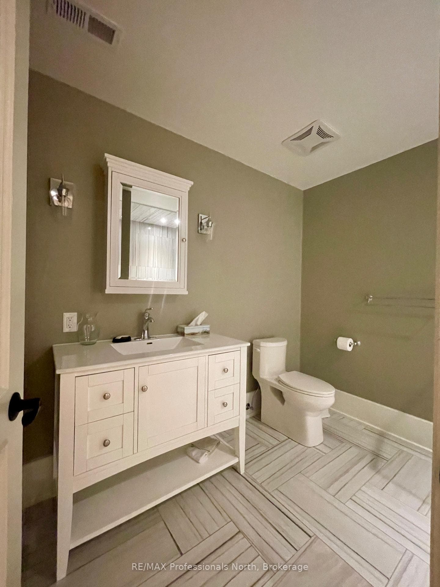 Lower Level 4 pcs Bathroom