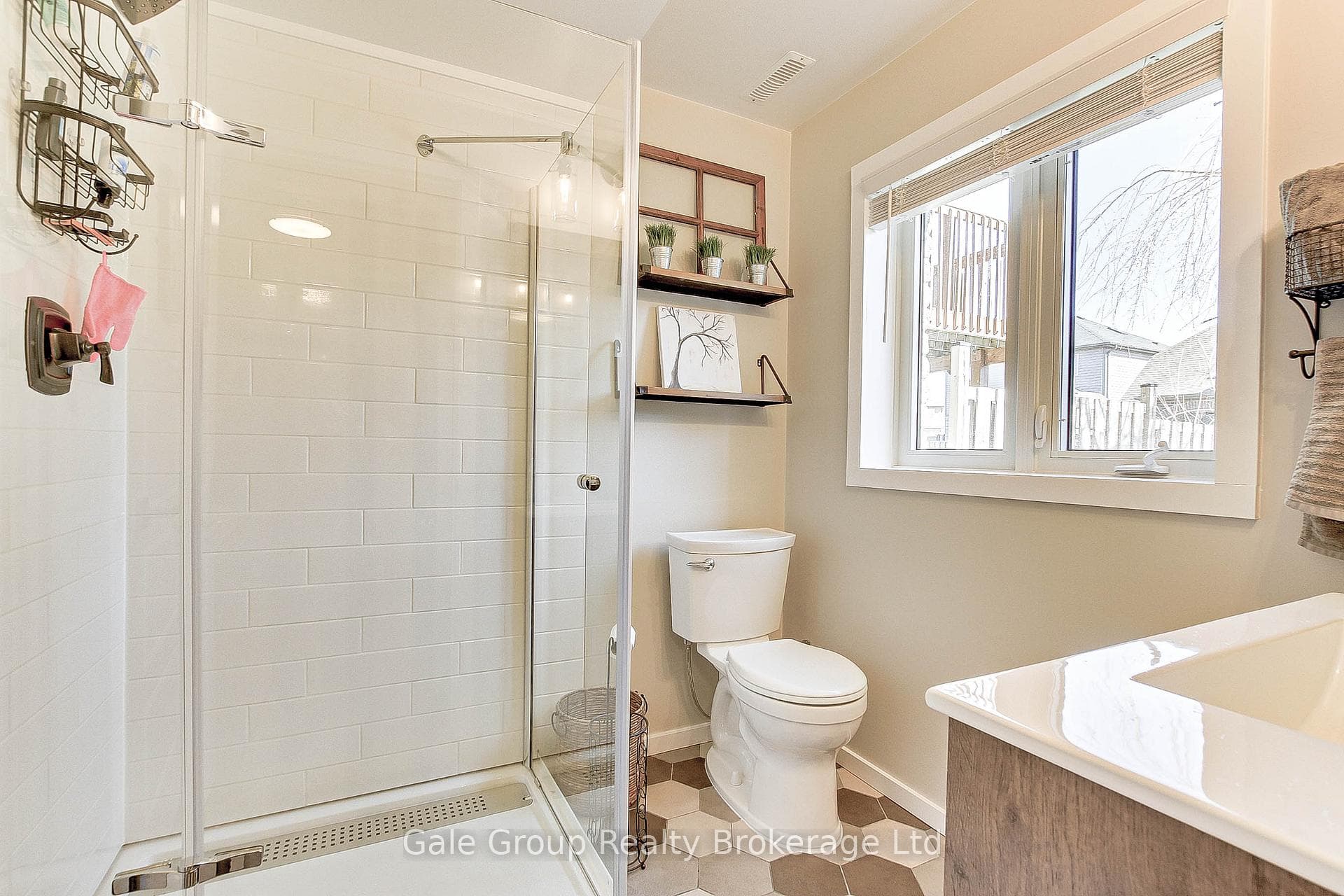 654 Frontenac Crescent photo 22