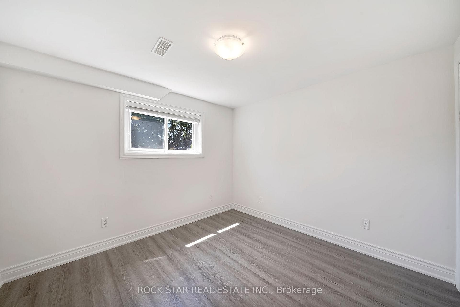 13 Meadowbrook Crescent photo 14