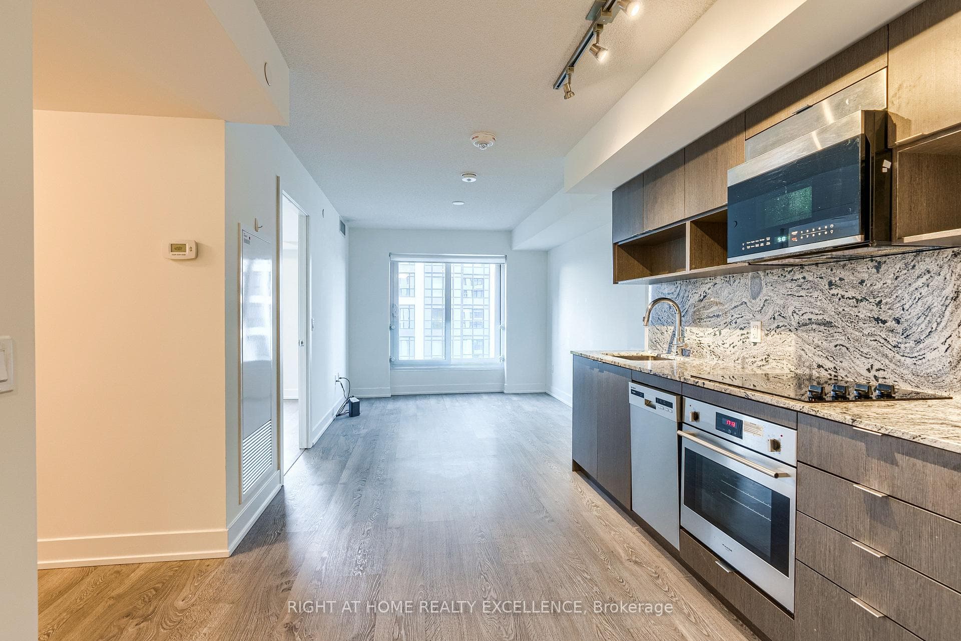 9 Mabelle Avenue Unit 2420 photo 8