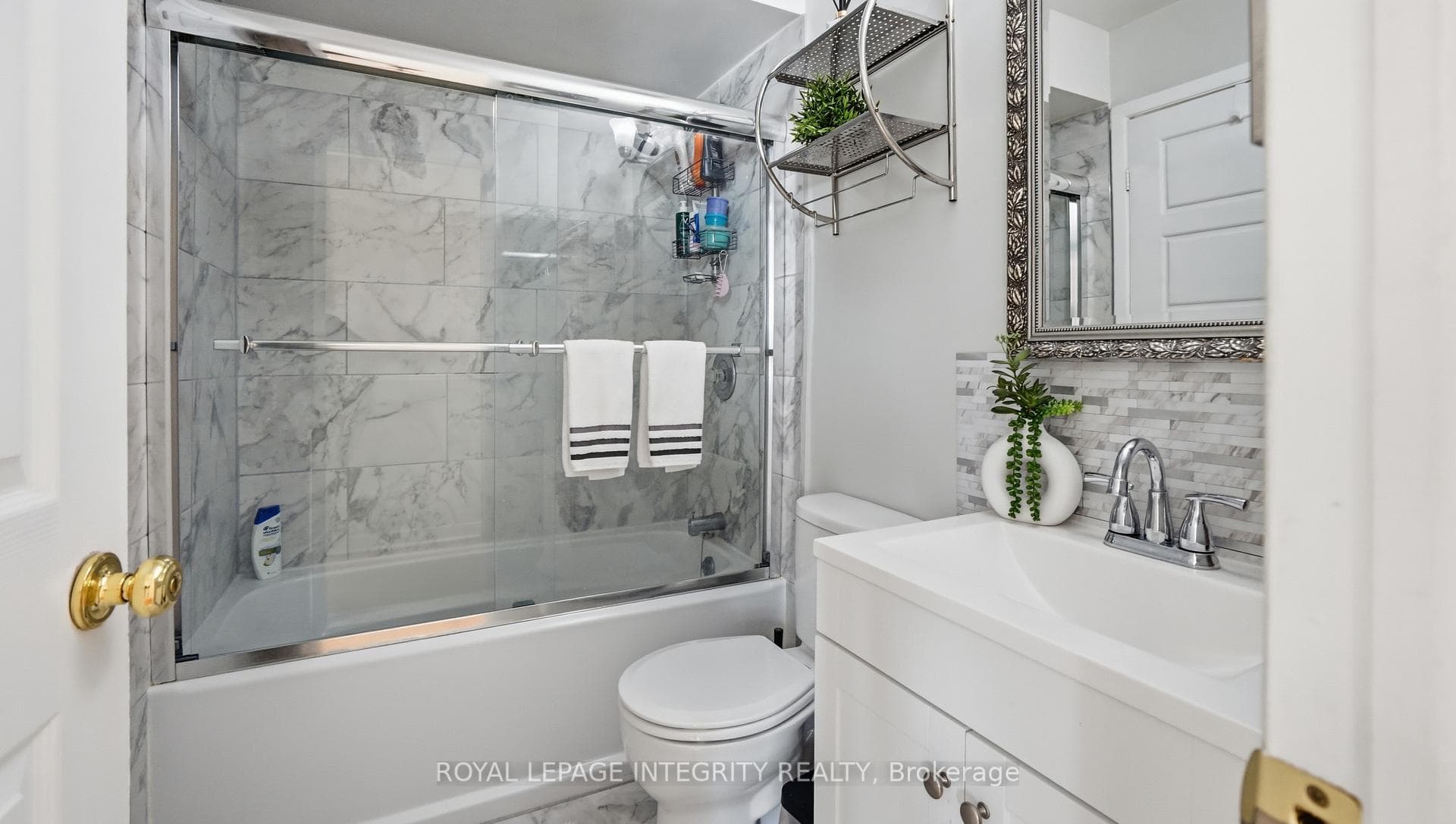 Full bathroom on the second floor