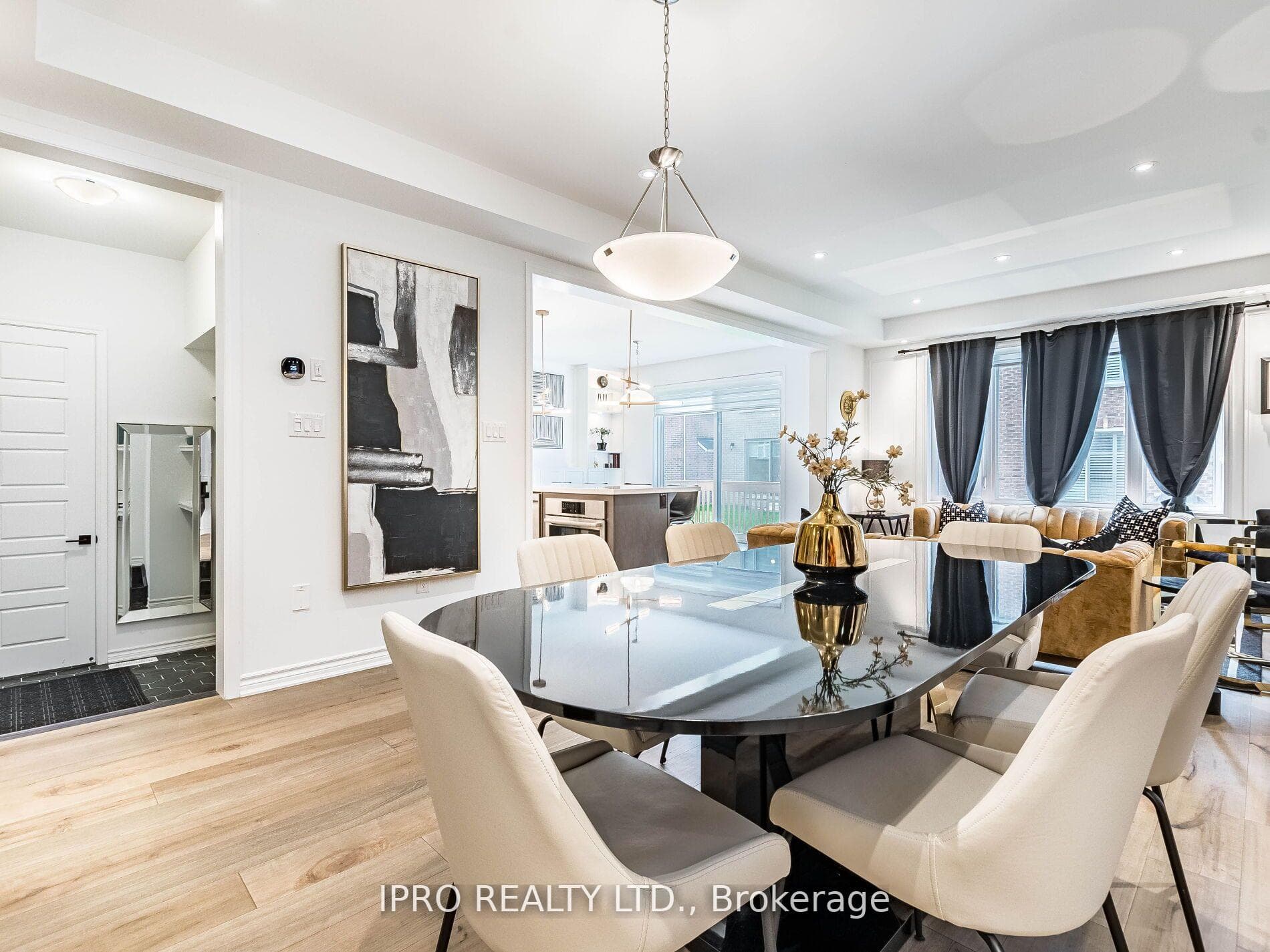 1406 Lobelia Crescent photo 12