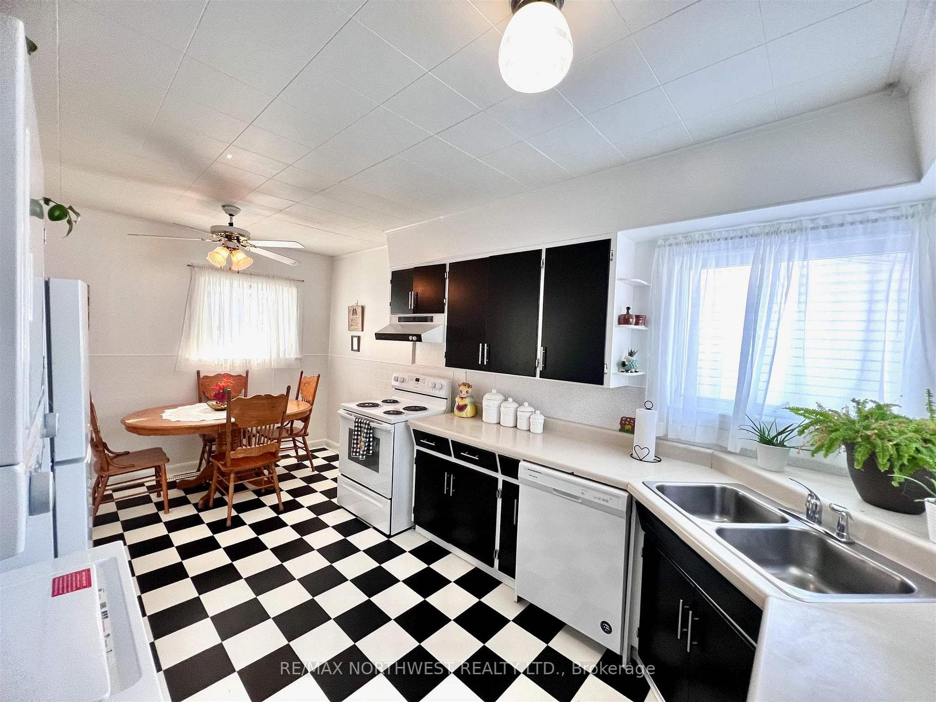 140 Regina Avenue photo 11