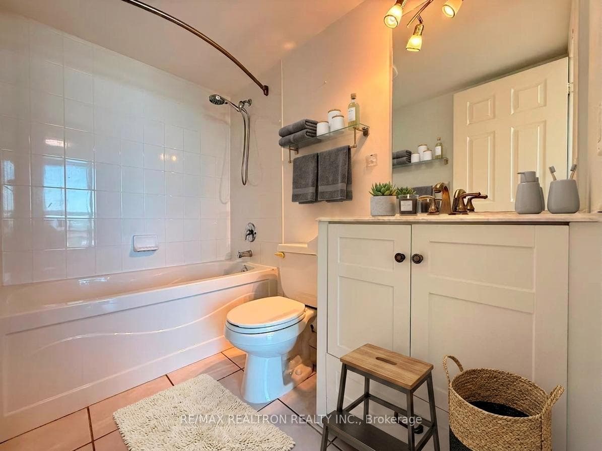 68 Grangeway Avenue Unit 1010 photo 13