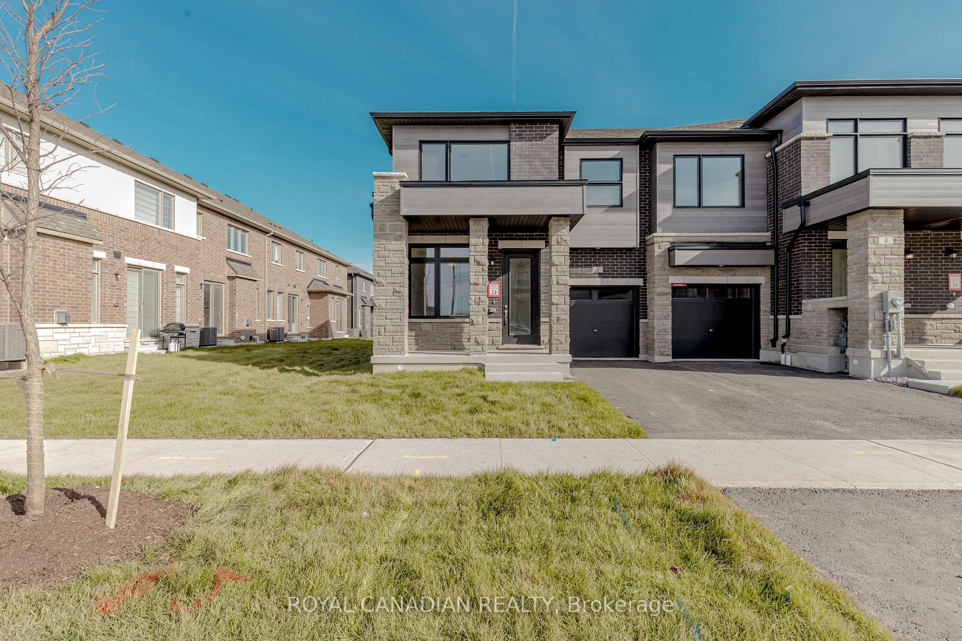 2 Molnar Crescent photo 2