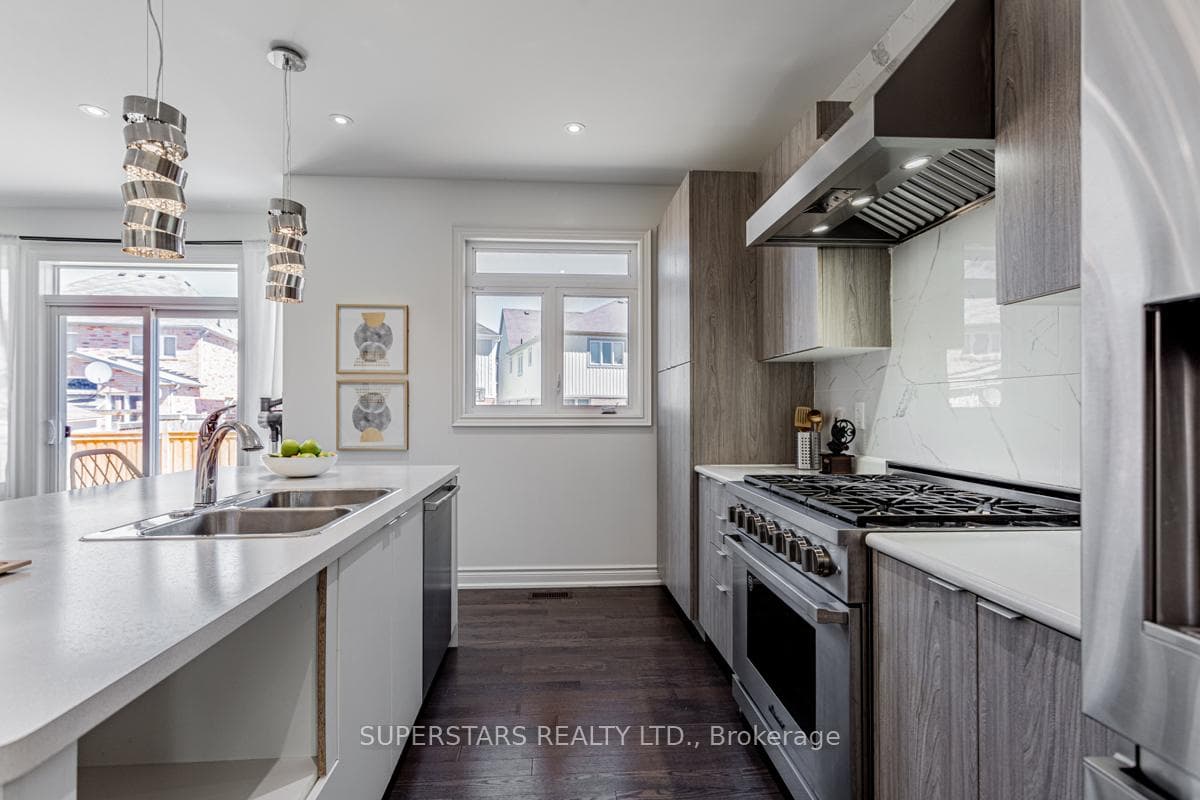 11 Empire Drive photo 16