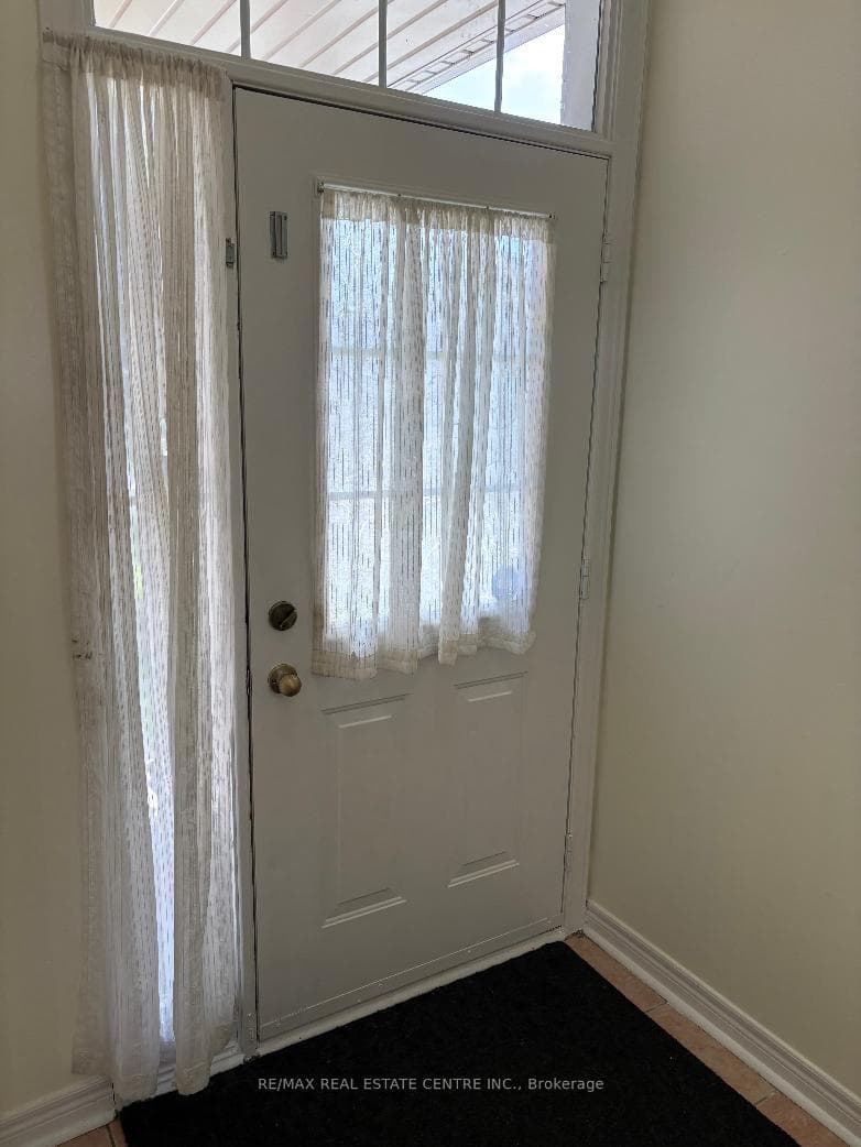 799 Ledbury Crescent photo 3