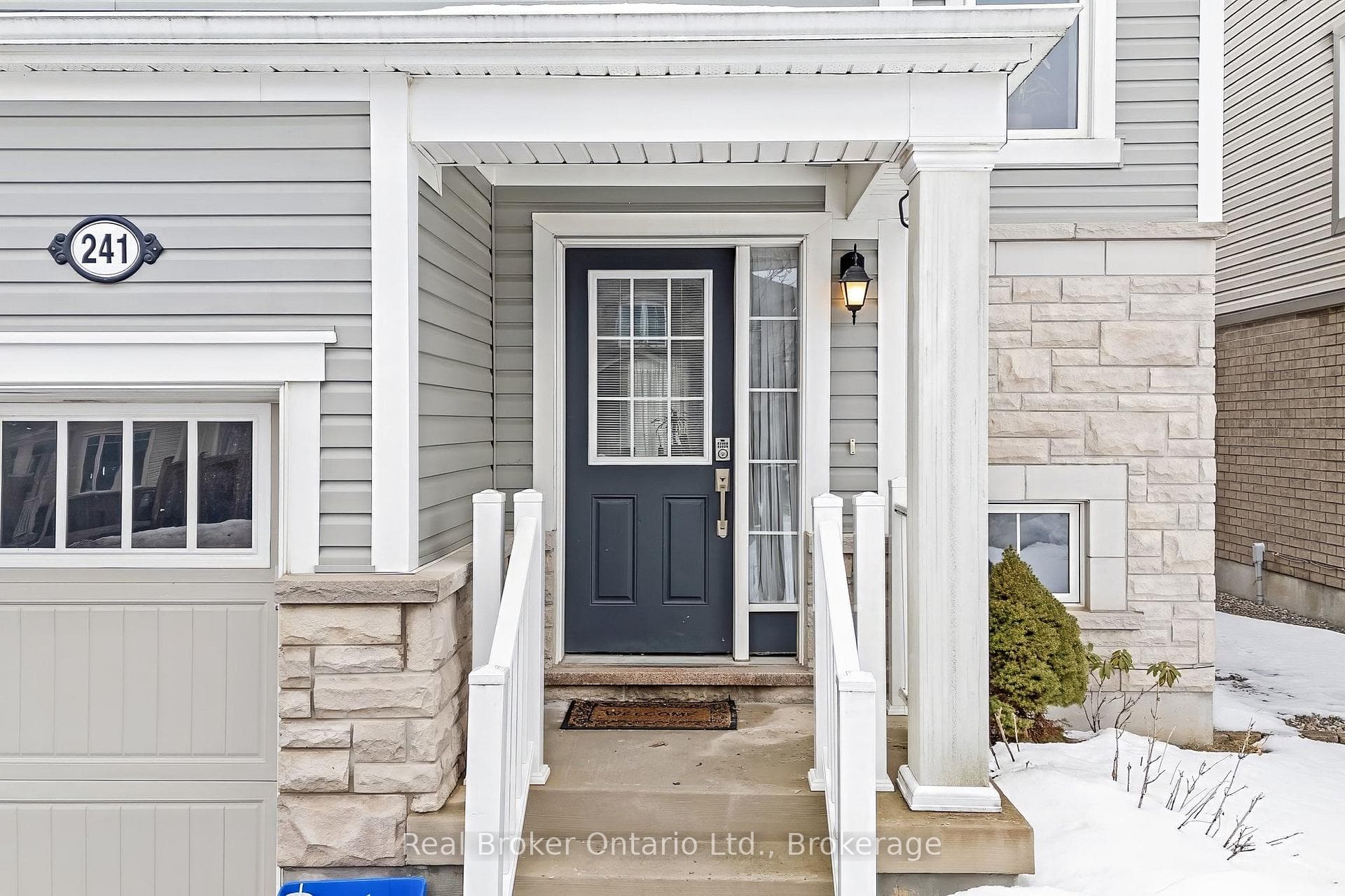 241 Pineglen Crescent photo 3
