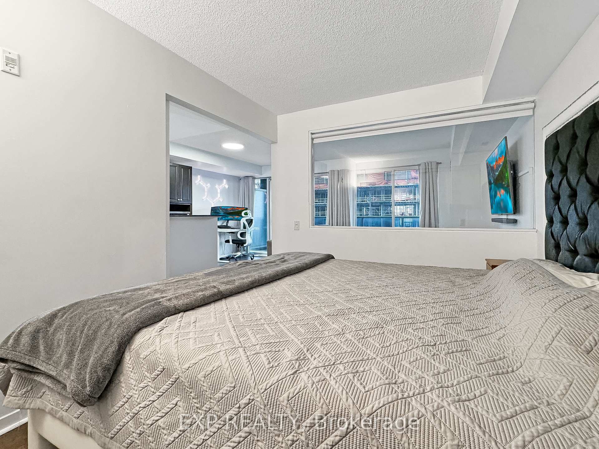 1050 The Queensway N/A Unit 408 photo 9