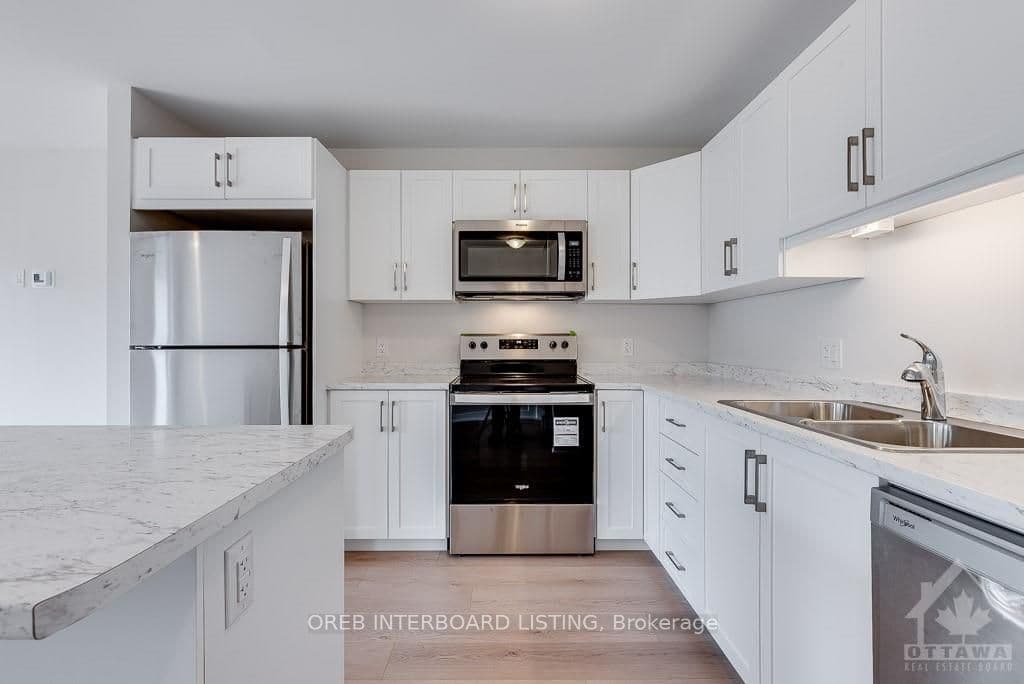 83 WHITCOMB Crescent photo 8