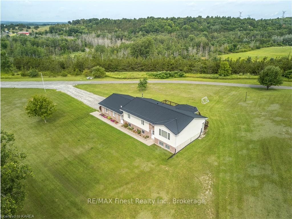 140 BONISTEEL Road Unit B photo 1