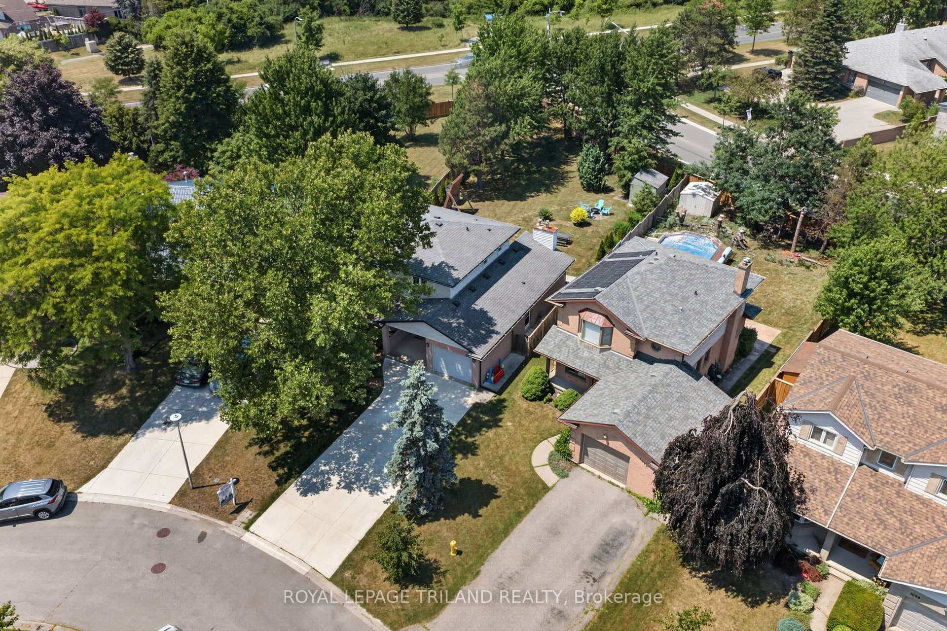 1077 MAHOGANY Crescent photo 3