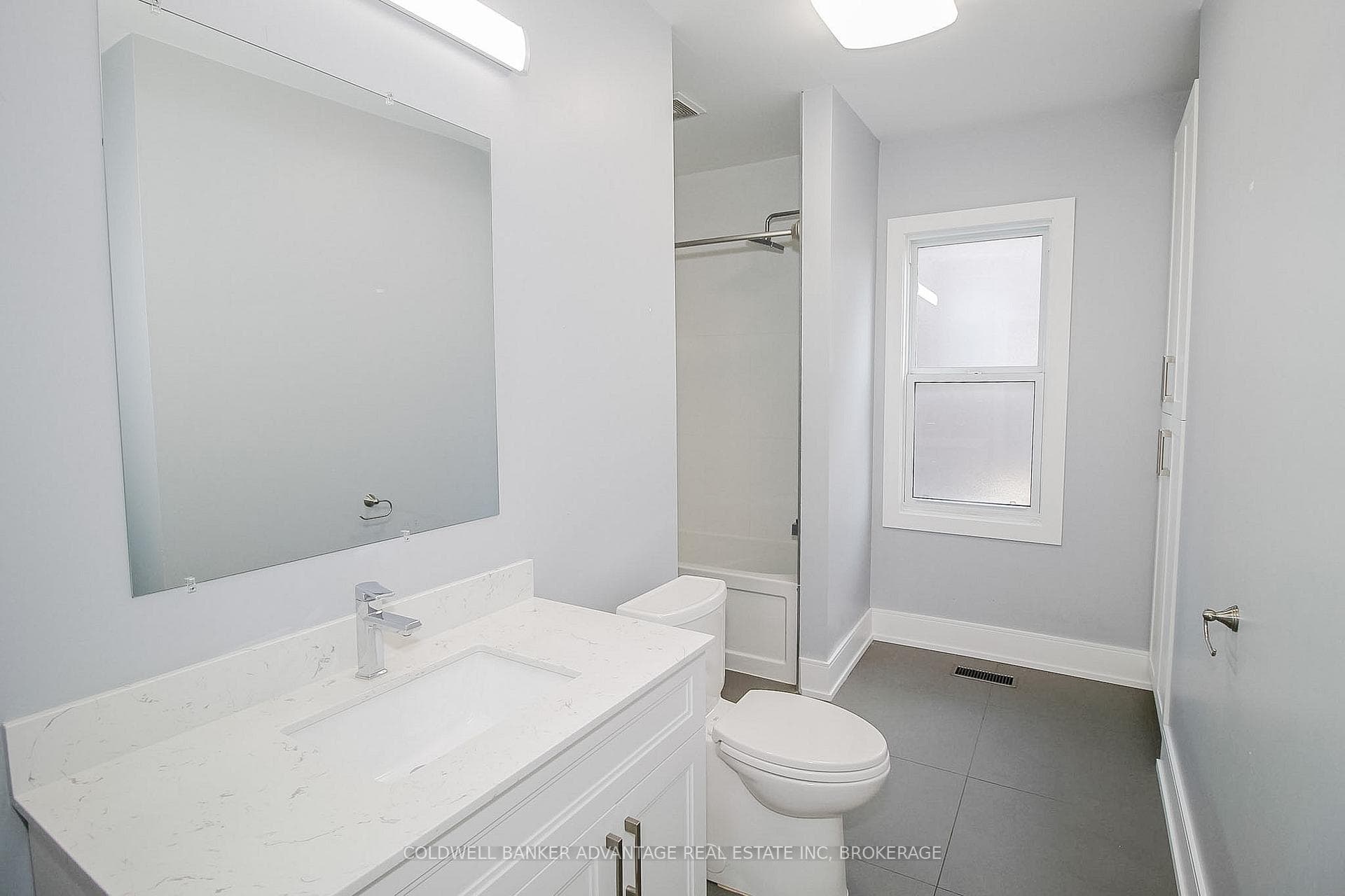 Main - Bathroom (4pc)