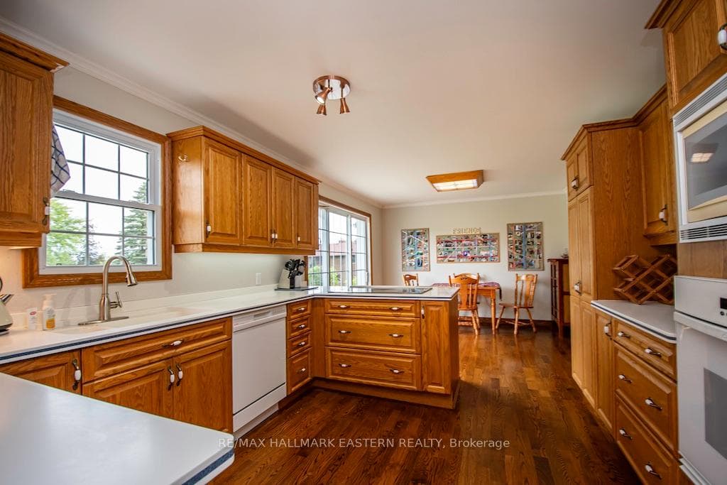 902 Crough Crescent photo 8