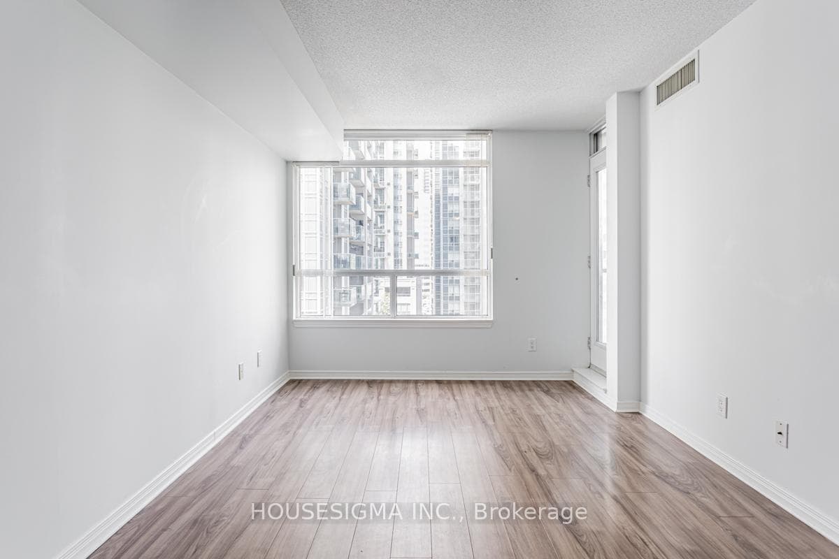 28 Harrison Garden Boulevard Unit 909 photo 7