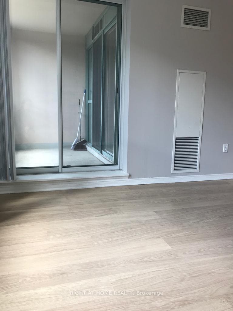 887 Bay Street Unit 1009 photo 10