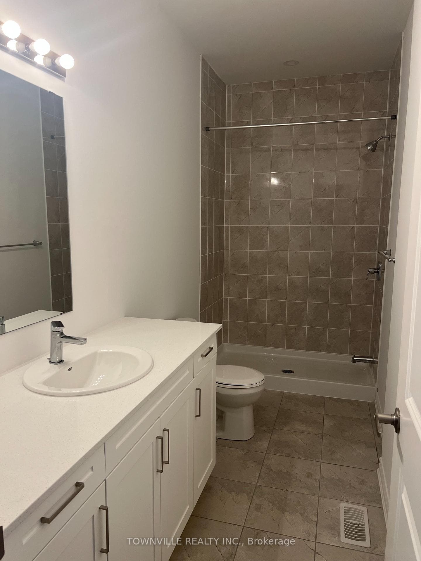 64 Lincoln Drive photo 3
